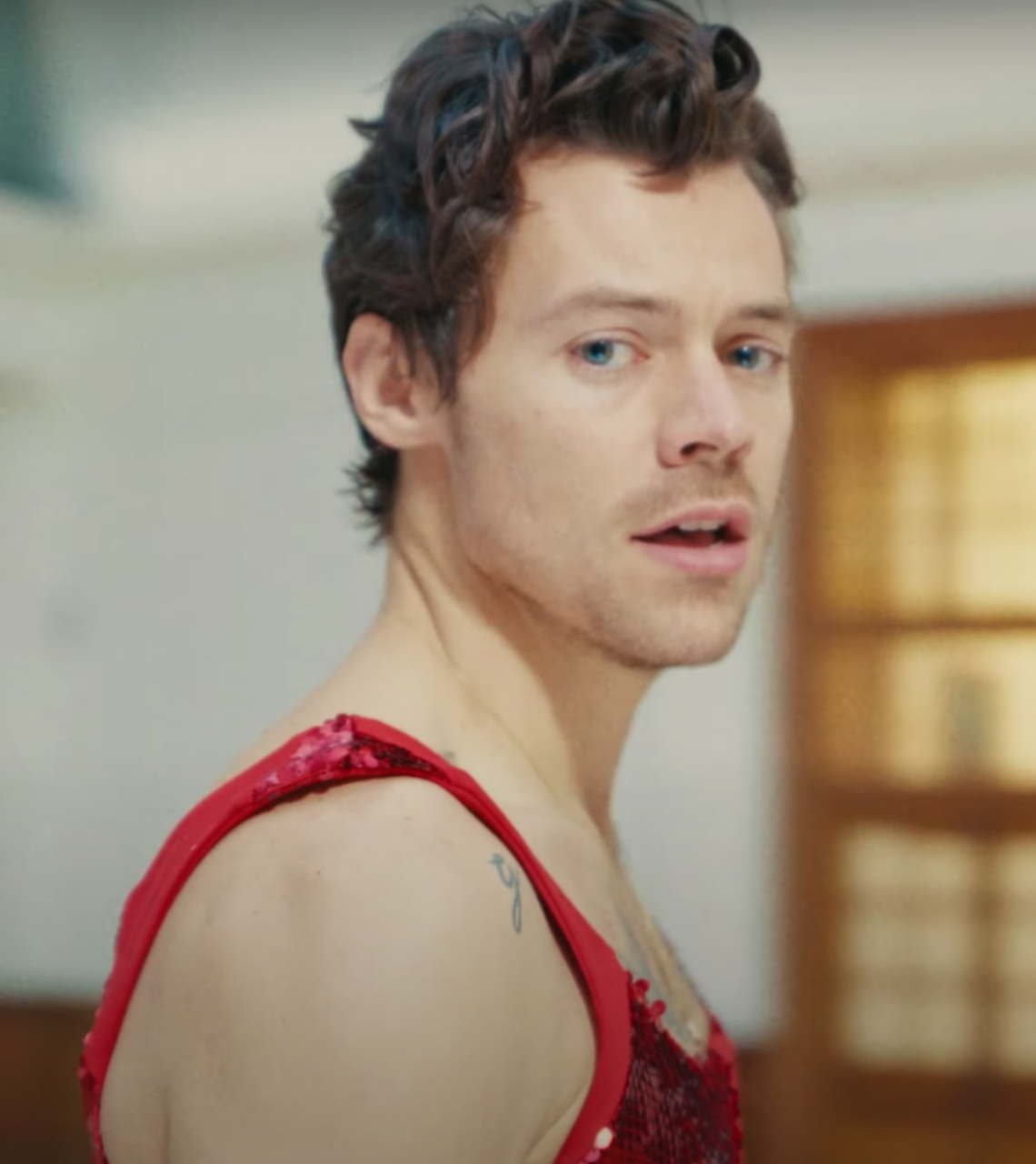 男神回來了！Harry Styles 率先分享新專輯首張單曲《As It Was》 MV 演繹多套時尚夢幻造型