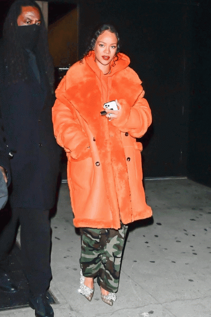 時尚偶像們都在追甚麼潮流？Rihanna、Dua Lipa、Emily Ratajkowski 都在喜歡工裝褲