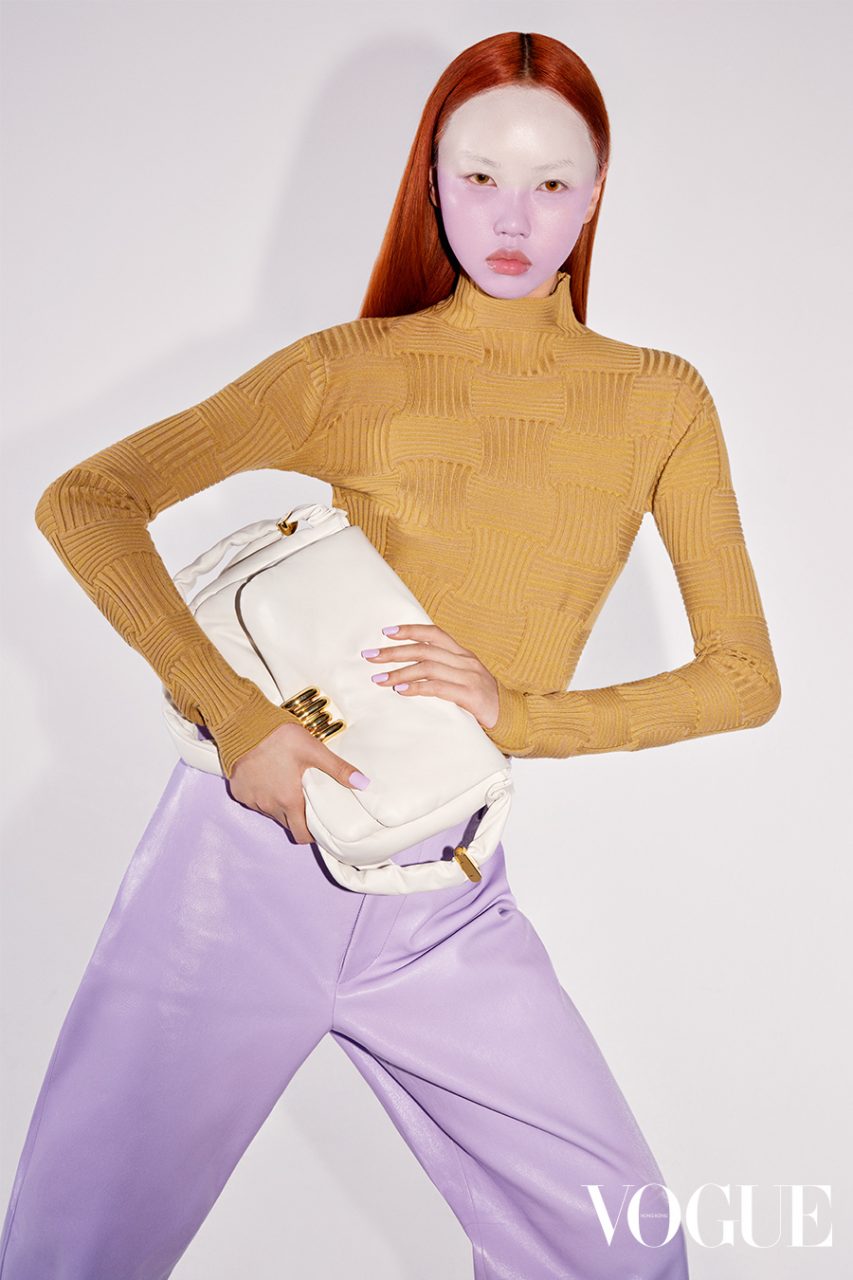 2022早秋時尚趨勢｜街拍達人每人手拿一個夾棉手袋！超百搭軟綿綿質感時尚配飾