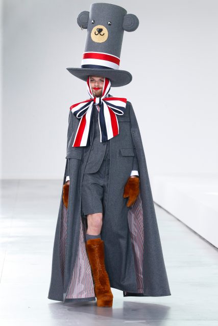 將怪誕與制服時尚融合,Thom Browne 帶來 Ted Talk 讓泰迪熊玩具成為時裝展座上客!Fall/Winter 2022