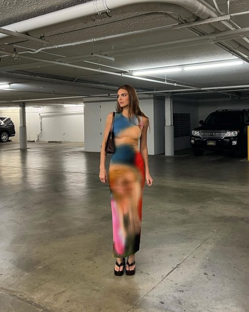 Kendall Jenner 、Hailey Bieber 和 Rosie Huntington-Whiteley 所有 IT girl 都愛背心裙!今個夏天必備超簡約時尚的裙裝造型