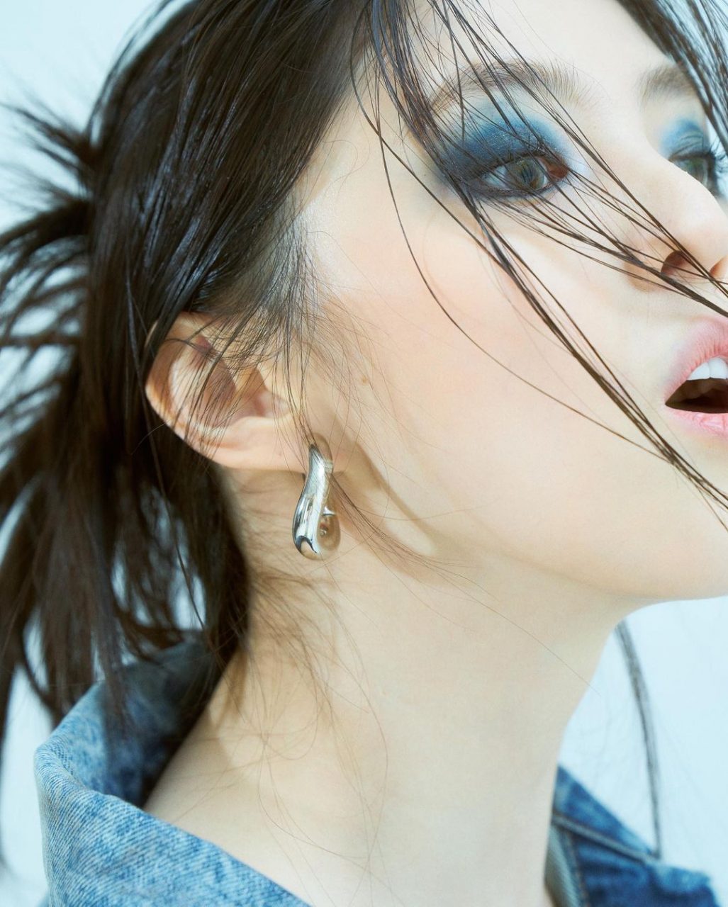 打破傳統煙燻眼妝 韓韶禧如何以藍調把Smoky eyes變得時尚？