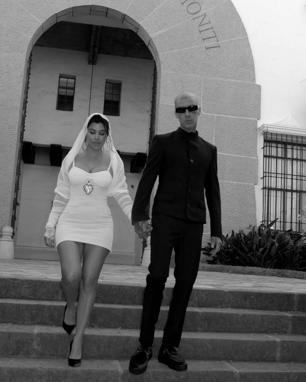 可能是最低調的 Kardashian 家族成員： Kourtney Kardashian 與 Travis Barker 舉行秘密婚禮