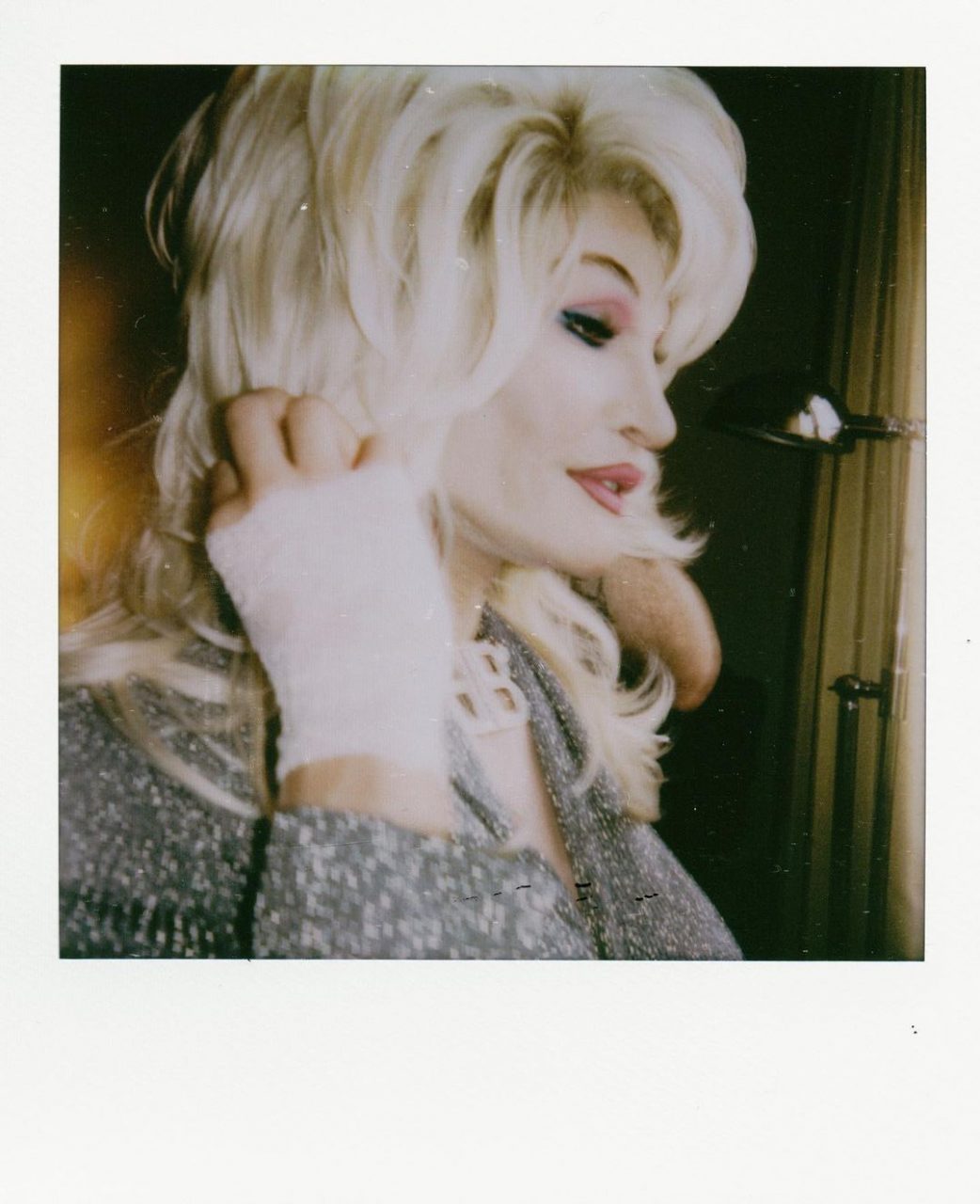 花了 6 小時變裝成鄉村天后 Dolly Parton！化妝大師 Alexis Stone 在 Balenciaga 時裝展場上再一次「以假亂真」