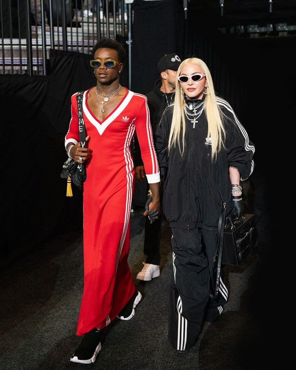 最強母子裝！Madonna 與養子 David Banda 一同以 adidas 聯名款式登場，其中造型更是向母親 1993 年的經典造型致敬？