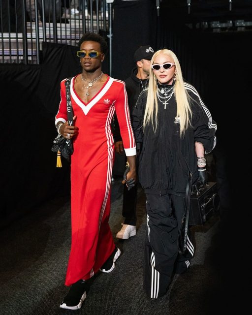 最強母子裝!Madonna 與養子 David Banda 一同以 adidas 聯名款式登場,其中造型更是向母親 1993 年的經典造型致敬?