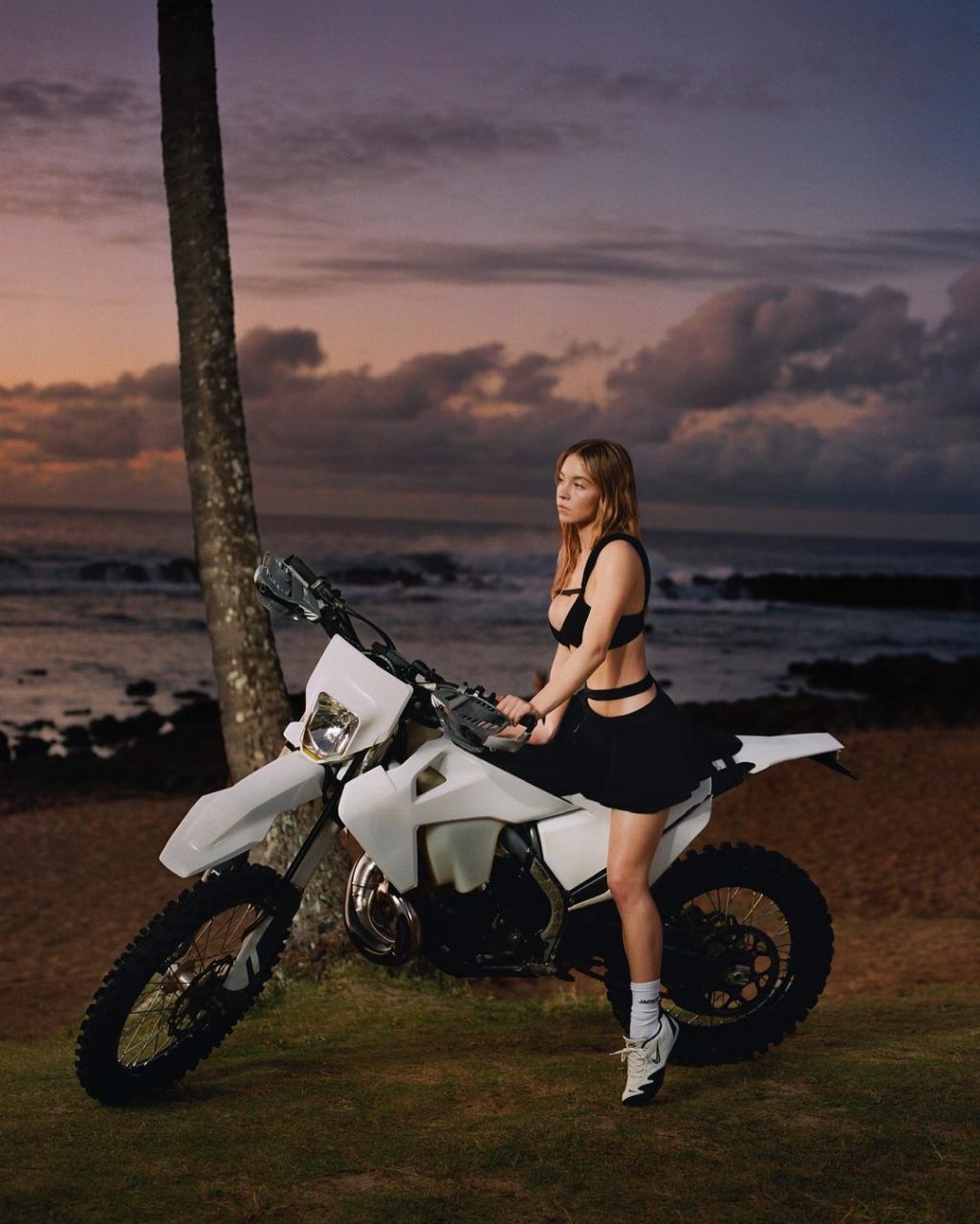 Sydney Sweeney 驚喜出鏡 Jacquemus 造型照！更率先曝光了 Jacquemus x Nike 聯乘鞋款？