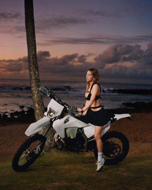 Sydney Sweeney 驚喜出鏡 Jacquemus 造型照!更率先曝光了 Jacquemus x Nike 聯乘鞋款?