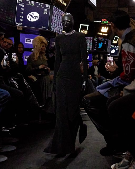 Balenciaga 驚喜聯名 adidas!在美國紐交所舉辦時裝展、乳膠連身衣暗示着「資本主義的奴隸」與慾望?|Spring 2023