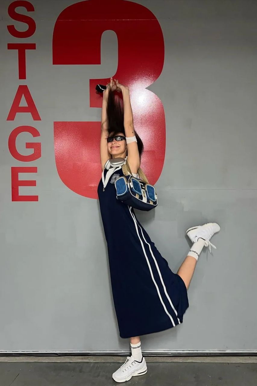 復古女王Bella Hadid 再次出擊！還原 Noughties 年代英式運動風格