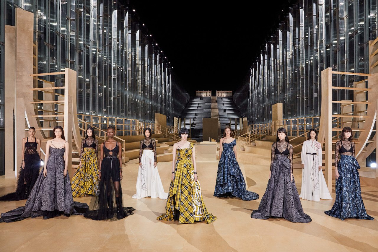 Dior 在首爾 2022 早秋系列時裝展精華：女子 Skaters 為時裝展揭序幕、注目手袋款式、全新晚裝造型初次亮相｜Fall 2022