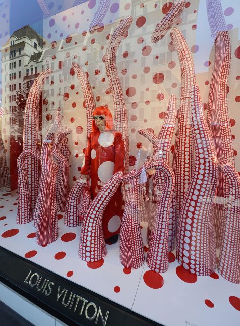 Louis Vuitton 與草間彌生展開合作10周年特別企劃,標誌性圓點圖案時尚單品又回來了!