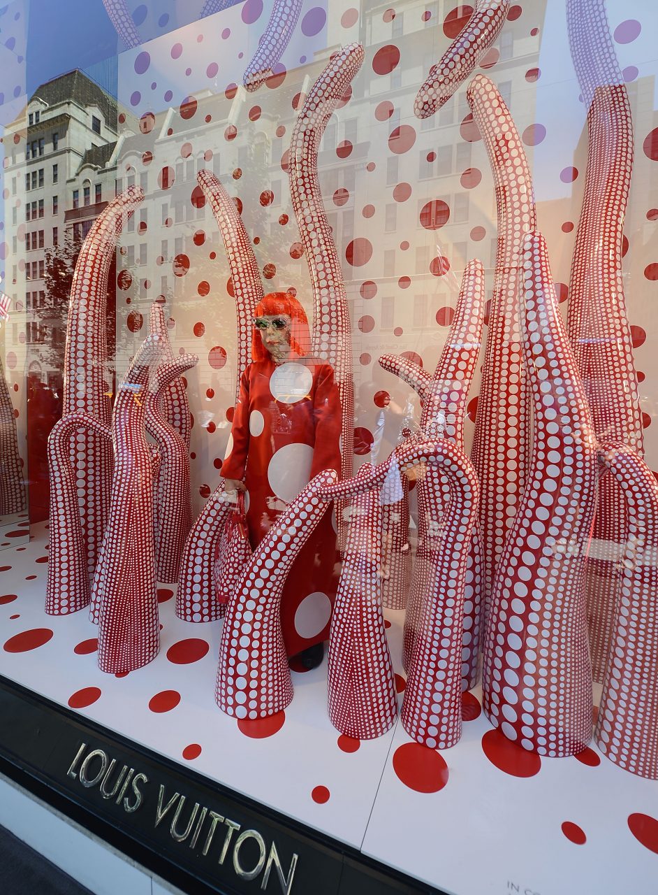 Louis Vuitton 與草間彌生展開合作10周年特別企劃，標誌性圓點圖案時尚單品又回來了！