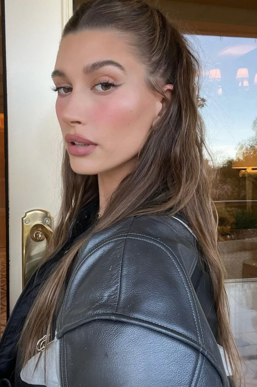 Hailey Bieber 親自分享小中風發病過程：「人生最恐怖的時刻！意識清楚卻說不出話、右臉下垂、指尖麻木⋯」