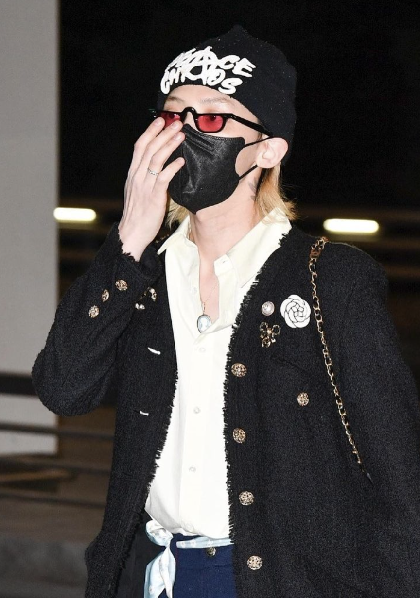 無法複製的時髦男人！G-Dragon 混搭女裝元素、改造 Chanel 22 手袋，睽違兩年公開露面現身機場