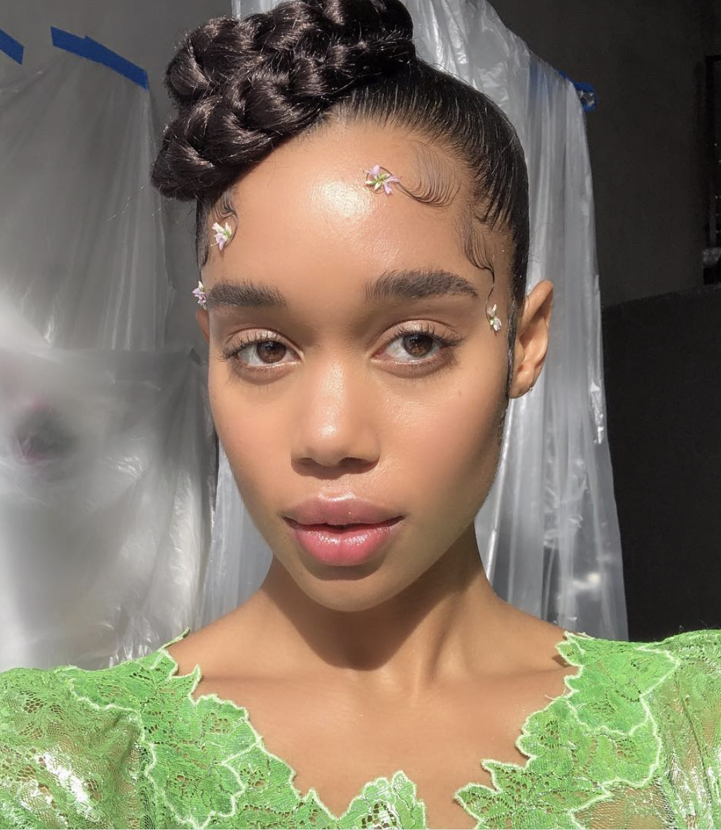 “Baby hair”潮流重新興起：麻花辮、曲髮波浪成2022年最新潮流