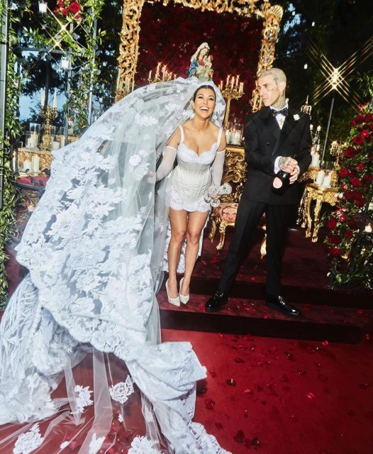 不止秘密結婚!Kourtney Kardashian 穿上 Dolce & Gabbana 婚紗與 Travis Barker 在意大利舉行婚禮 與親友見證美好時刻