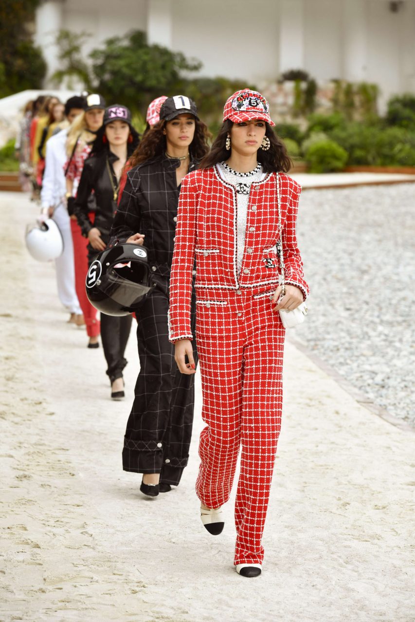 精選 Chanel 2022/23 度假系列 15 件配飾：從 F1 賽車元素、棒球帽到首飾，全都是整體造型的點睛之筆！