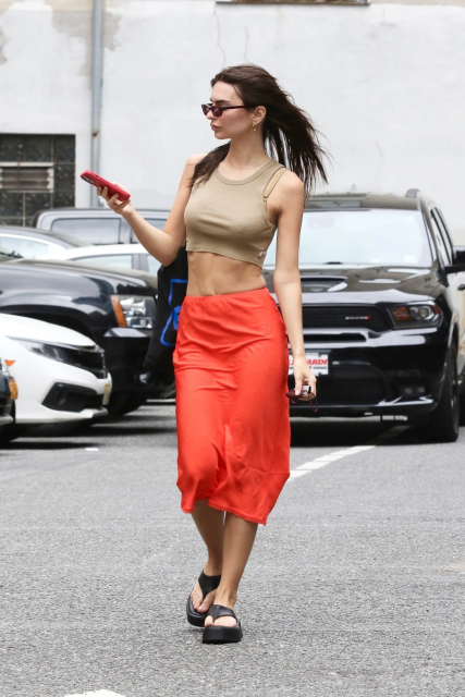 人字拖應該怎麼穿才時尚?Emily Ratajkowski 教你搭配過膝貼身長裙最好看!