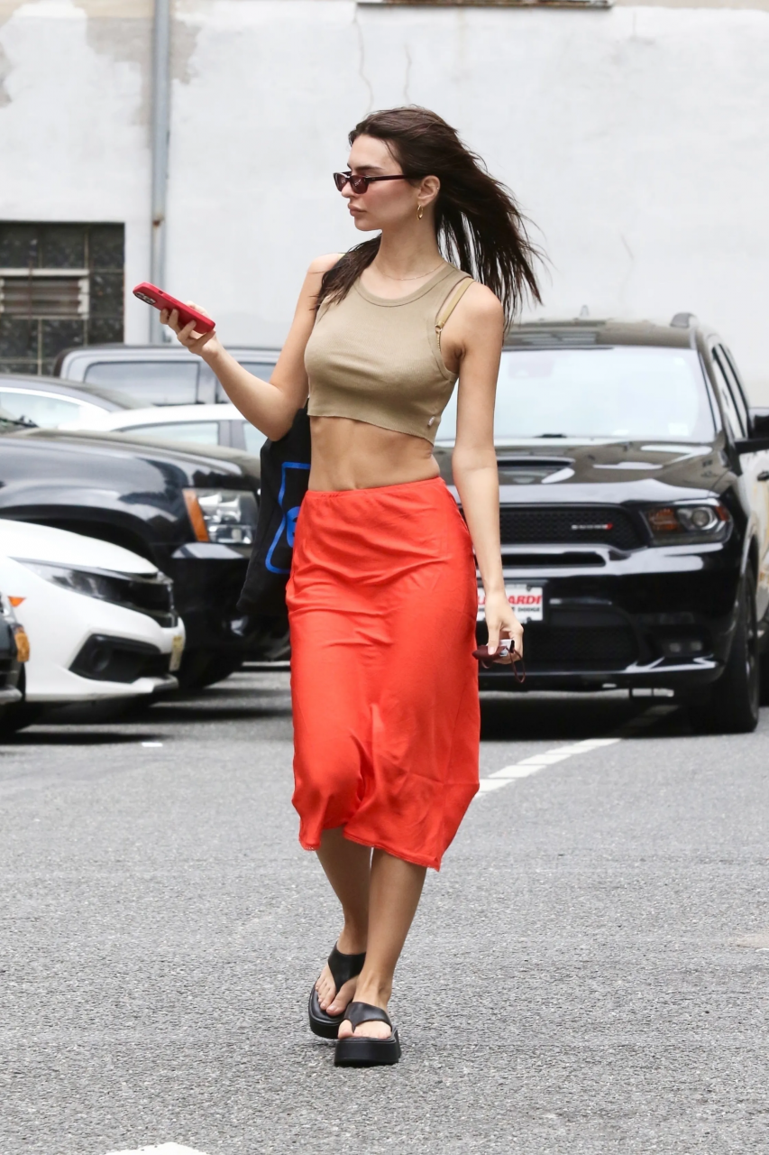 人字拖應該怎麼穿才時尚？Emily Ratajkowski 教你搭配過膝貼身長裙最好看！