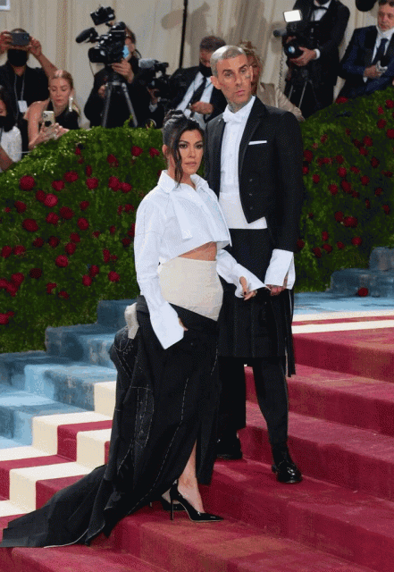 從 Met Gala 到時尚街拍,10 張圖看 Kourtney Kardashian 和 Travis Barker 情侶龐克風格造型