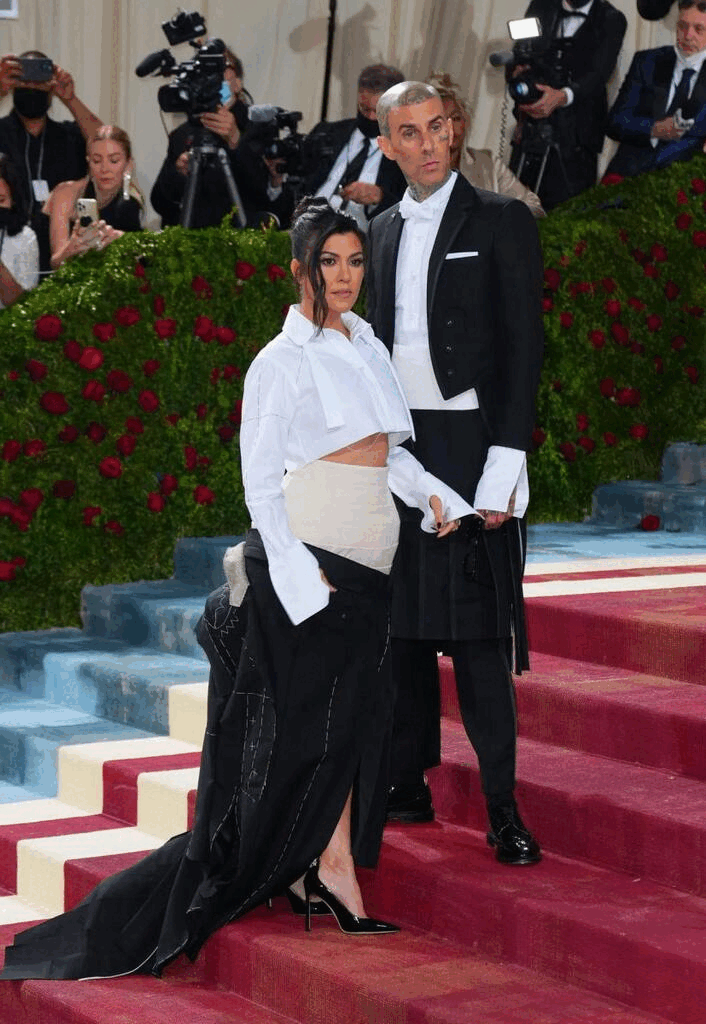 從 Met Gala 到時尚街拍，10 張圖看 Kourtney Kardashian 和 Travis Barker 情侶龐克風格造型