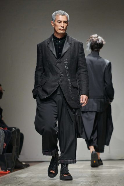 Yohji Yamamoto 集結跨世代日本男星,親身演繹從詩意沉靜的黑到斑斕色彩綻放的時尚風範 | Spring / Summer 2023 Menswear