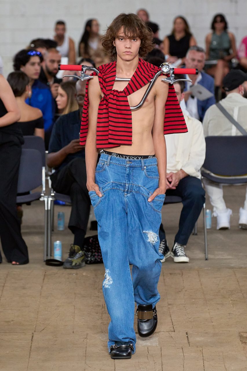 JW Anderson 從單車手柄、CD光碟、條形碼等，帶來一場探索現代性的時裝舞台劇 | Spring 2023 Menswear & Resort 2023