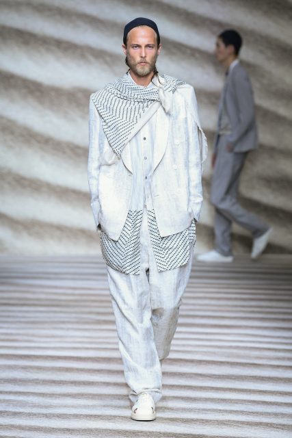 Giorgio Armani 交錯空間內喚起一種成熟男性的自由感|Spring 2023 Menswear