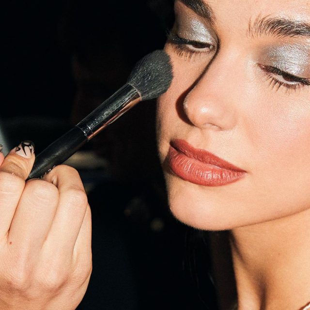 「Y2K」化妝指南：37 張照片 盡看千禧年代最經典的紅地毯妝容！