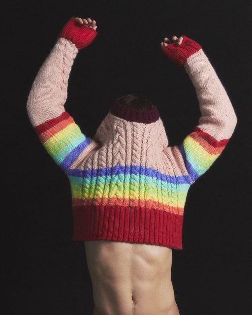 慶祝同志驕傲月!盤點時尚品牌 Pride Month 限定系列:Balenciaga、Versace x Cher,還有 Ami 與跳水王子 Tom Daley 彩虹毛衣!
