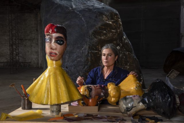 Sarah Burton 反其道而行將創作「過程」公開:12位女性藝術家以 Alexander McQueen 2022早秋系列為靈感的藝術作品