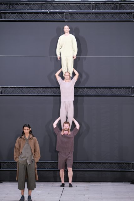 如耍雜技的時裝展表現方式，Homme Plissé Issey Miyake 是為了詮釋甚麼意義？｜Spring / Summer 2023 Menswear