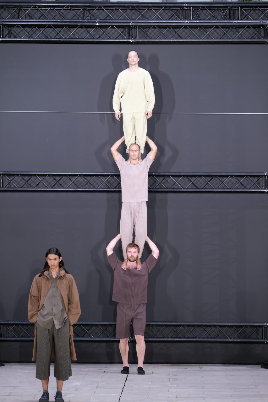 如耍雜技的時裝展表現方式，Homme Plissé Issey Miyake 是為了詮釋甚麼意義？｜Spring / Summer 2023 Menswear