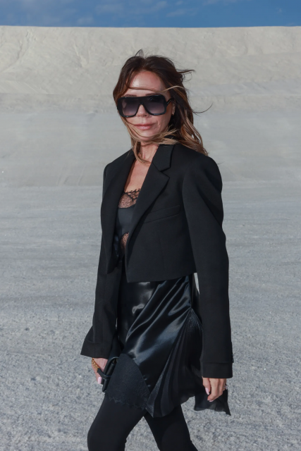 Victoria Beckham 也太霸氣了吧！把 Jacquemus FW22 時裝展當成個人時尚舞台，展示自家 Victoria Beckham SS23 設計