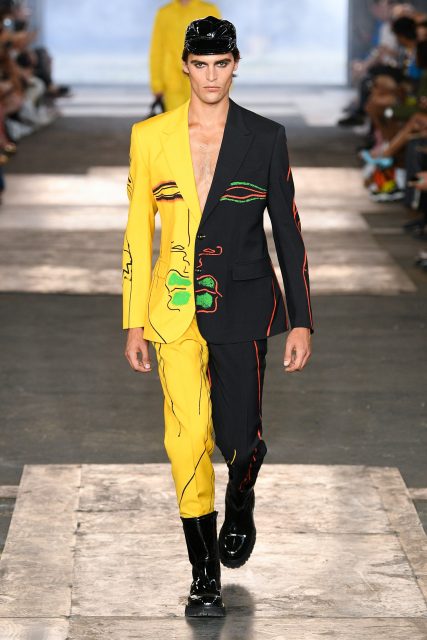 Moschino 向已故時尚插畫家 Tony Viramontes 致敬,強勁筆觸與鮮豔色調成設計亮點|Spring / Summer 2023 Menswear