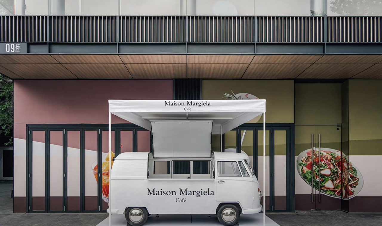 屬於「罵治迷」的好消息！全球第一間 Maison Margiela Café  登陸成都，從食物到裝潢都值得「打卡」！