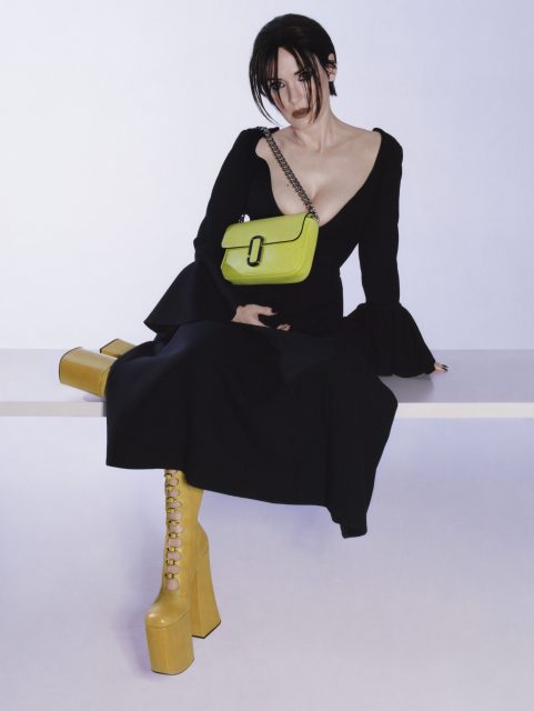 《Stranger Things》女星Winona Ryder演繹Marc Jacobs全新J Marc手袋,回顧二人近二十年深厚友情!