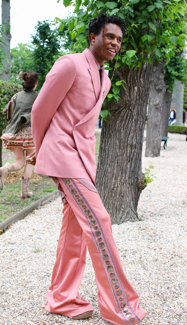 2023 春夏巴黎男裝周完整街拍造型：重新定義男人們的「性感」形象