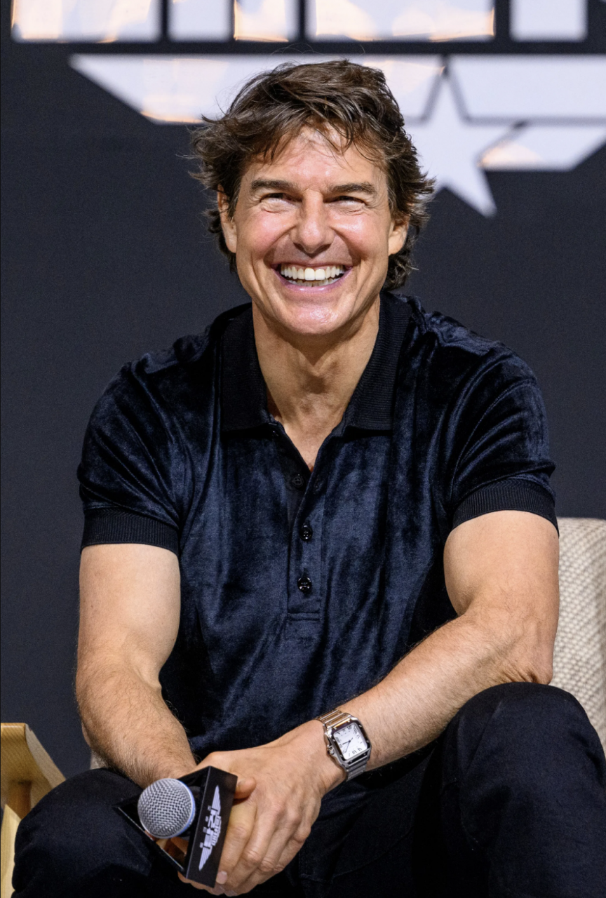 Tom Cruise 韓國宣傳《壯志凌雲：獨行俠 Top Gun》臉頰愛心、「比心」動作⋯所有偶像拍照pose全來一輪