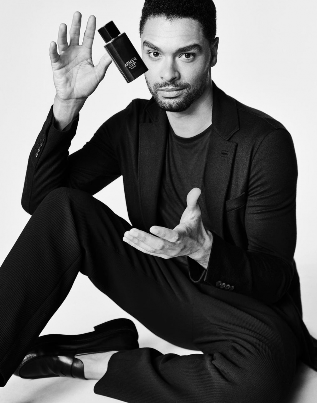 最性感公爵Regé-Jean Page的氣味是怎樣？成為Armani Beauty最新香水代言人