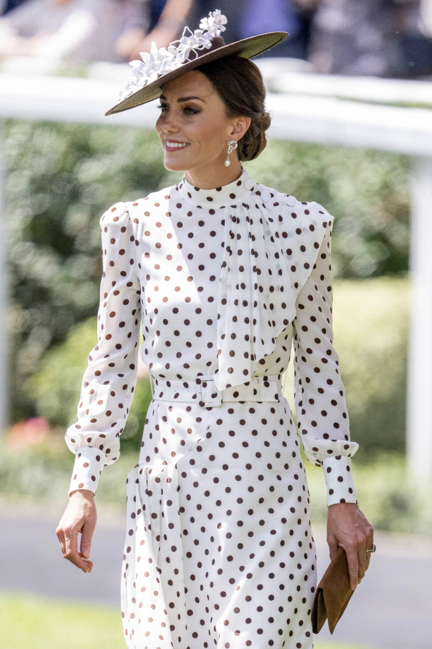 凱特王妃 Kate Middleton 出席皇家賽馬盛事，以高雅波點禮服向戴安娜王妃致敬