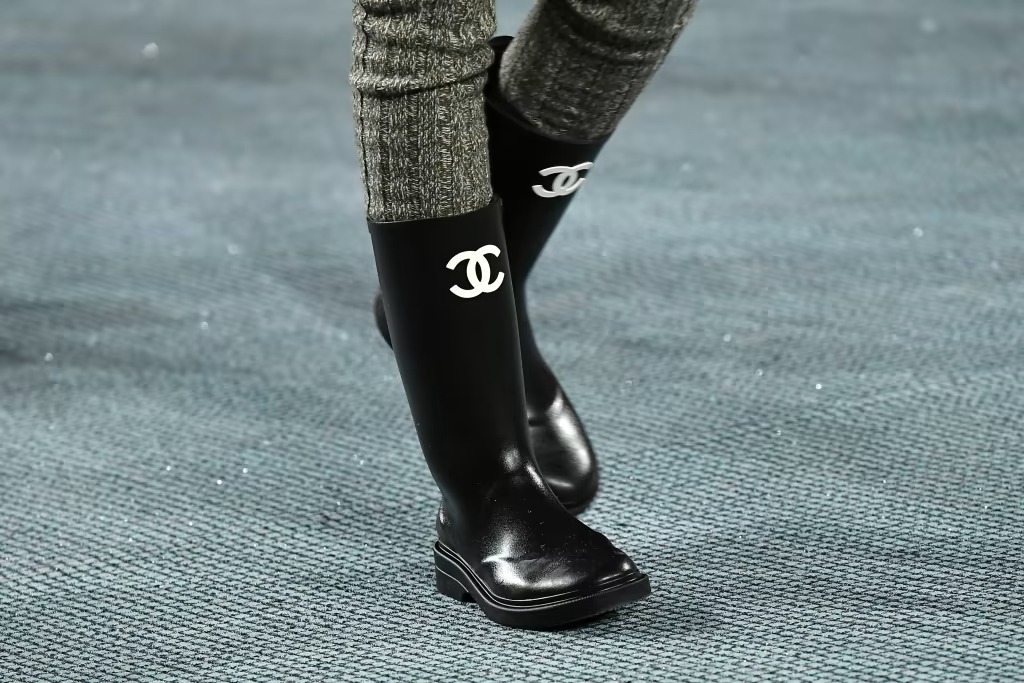 雨季必備！盤點各大名牌 Chanel、Bottega Veneta、Gucci 及 Chloé 等時尚與實用兼備的「防水雨靴」款式