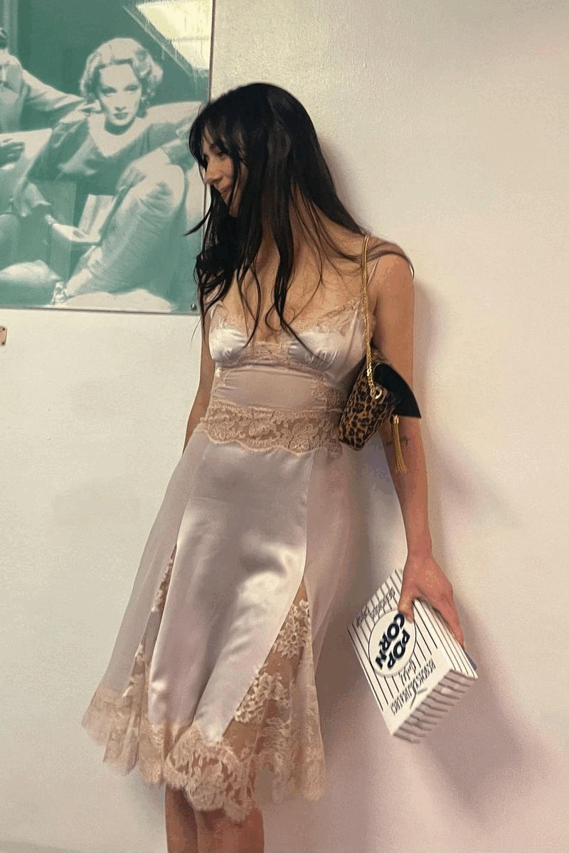 有什麼比吊帶裙更性感？當然是喱士邊吊帶裙——今年最性感的派對着裝！