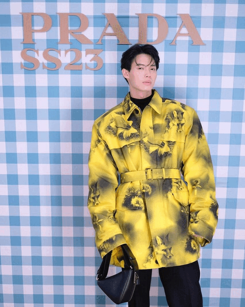 從休閒到正裝：Win 首踏 Prada 男裝展，重溫過去至今的品牌百變造型