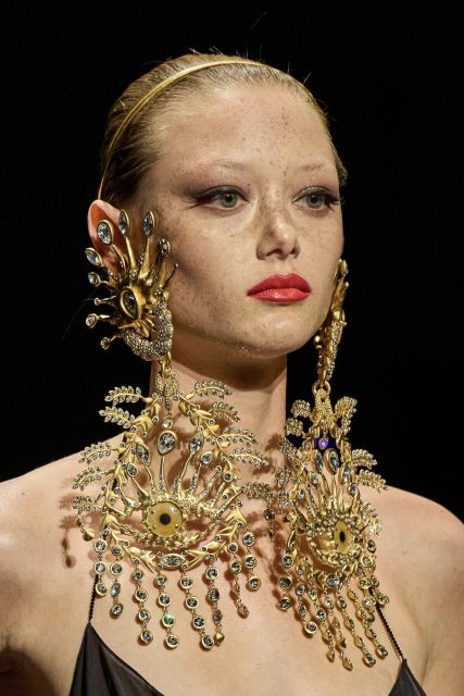從 Schiaparelli、Chanel 到 Jean Paul Gaultier,細數今季高級訂製時裝週上尤為奪目的 7 件珠寶