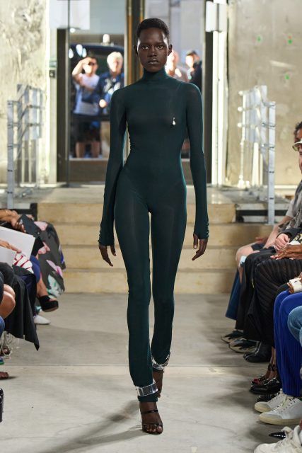 Pieter Mulier 以猶如第二層皮膚的設計,帶來對質感的優雅探索 | Alaïa Spring 2023