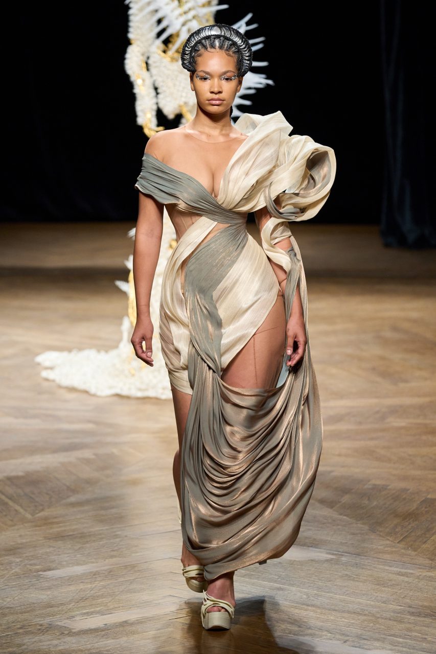 慶祝15週年 Iris van Herpen 帶來一場關於身體、意識的變形記 | Haute Couture Fall 2022