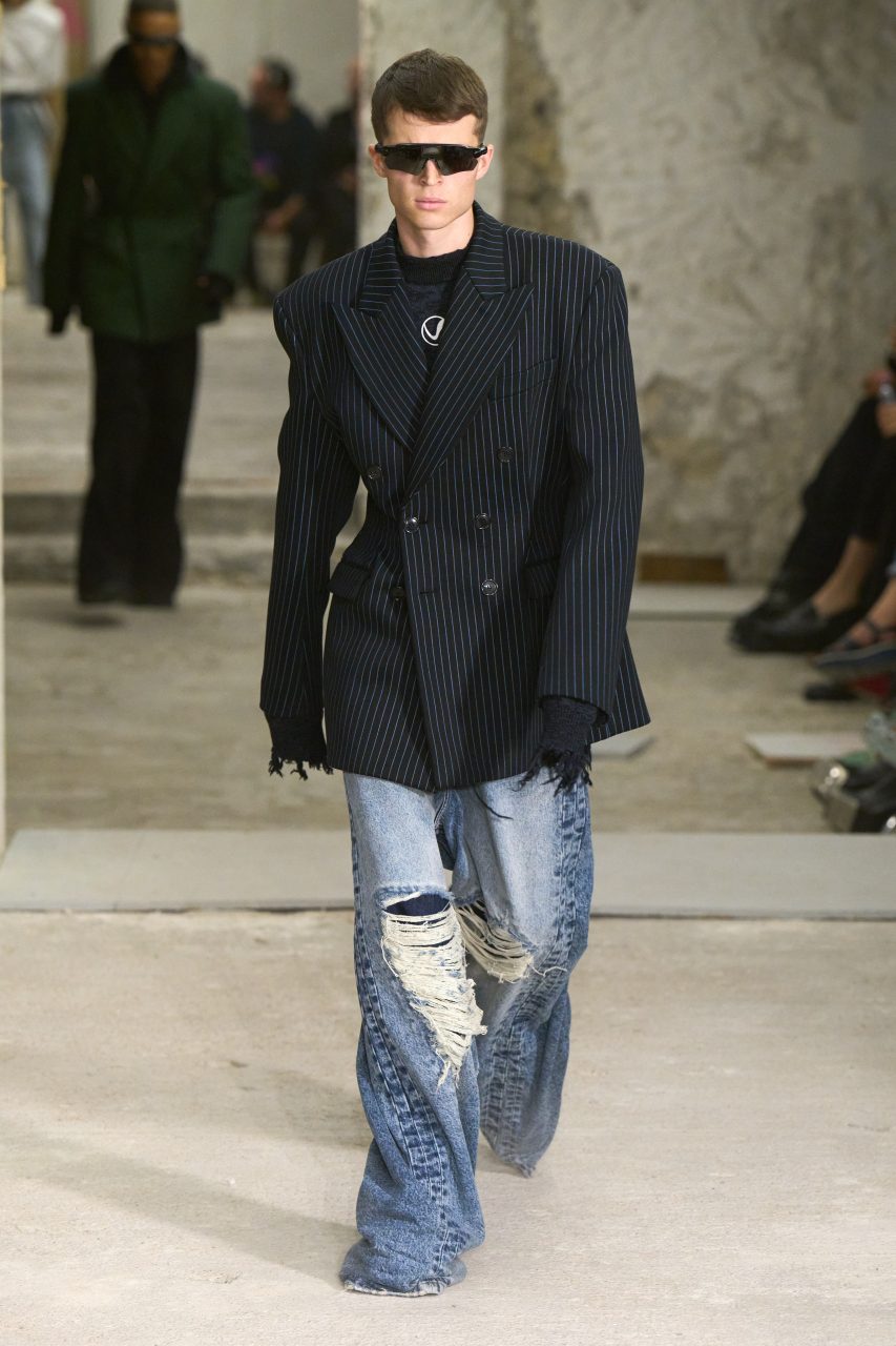 自傳式敘述 Vetements 展示出每個人骨子裏的龐克精神｜Spring/Summer 2023