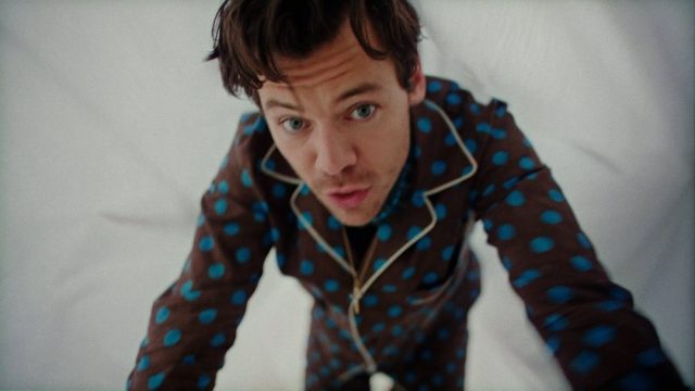 能否想像 Harry Styles 的睡衣派對？最新MV《Late Night Talking》帶來一場 Gucci 盛宴